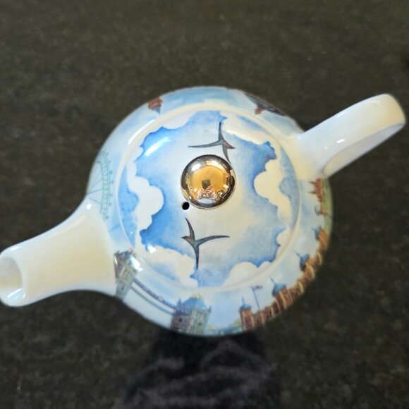 London Bridge teapot. Never used. - Picture 4 of 7
